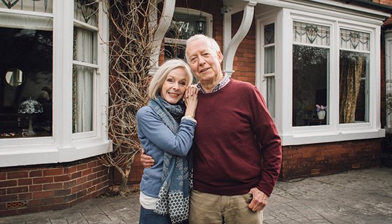 Twee personen voor een huis