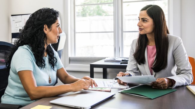 Dames bespreken financiele situatie