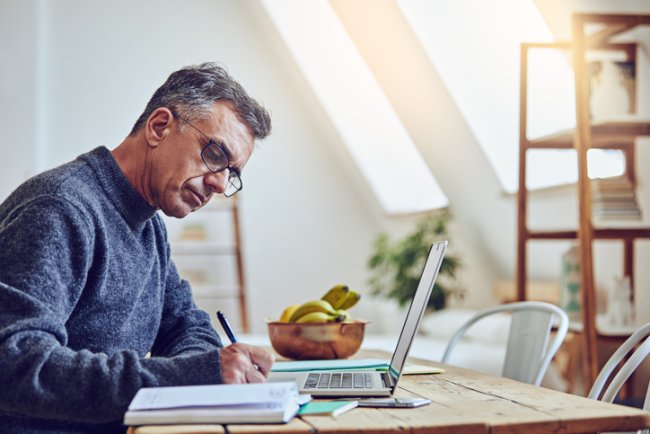 Man doet zijn werk achter bureau