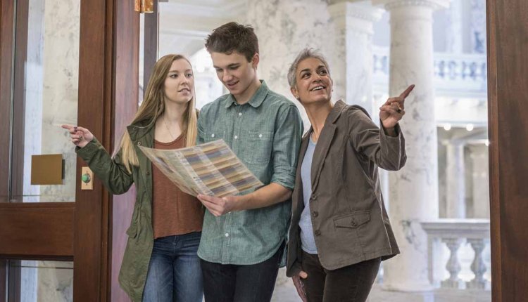 Familie op bezoek in het museum