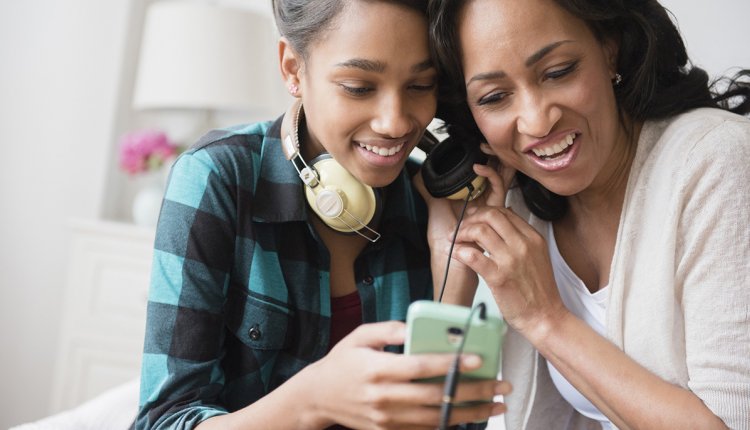 Moeder dochter luisteren smartphone muziek