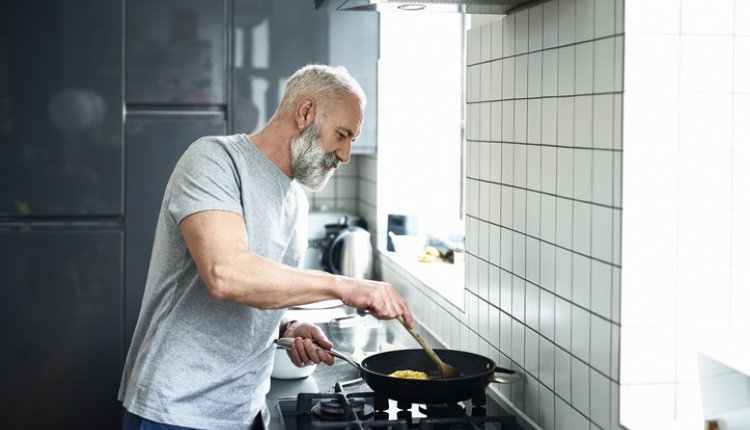 Man aan het koken