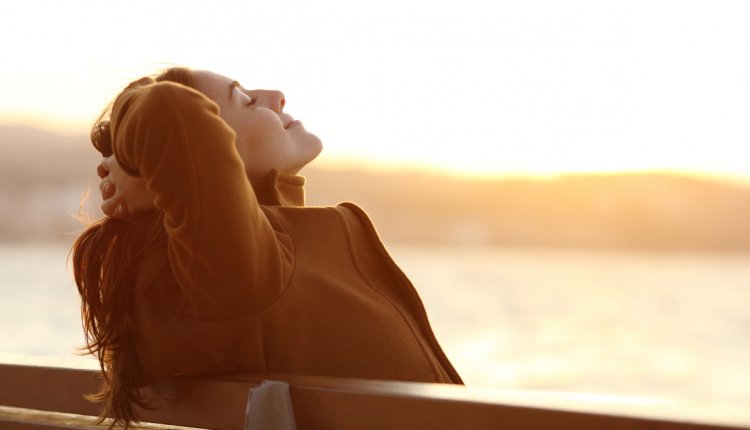 Vrouw op bankje in de zon