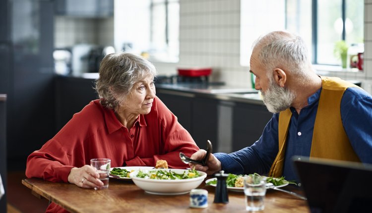 Avondeten blank ouder echtpaar