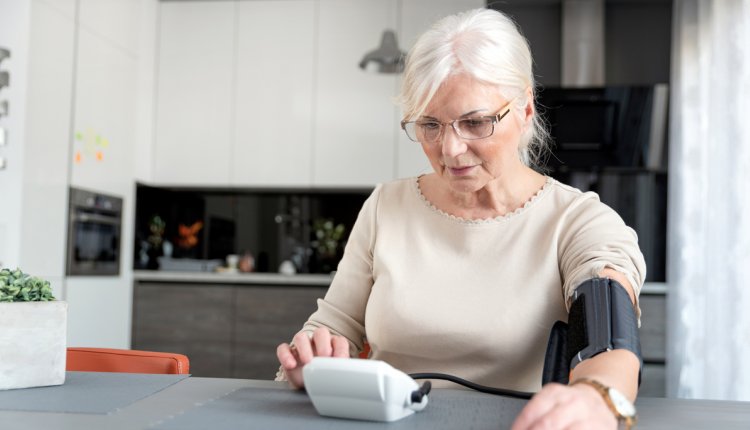 Vrouw meet bloeddruk op