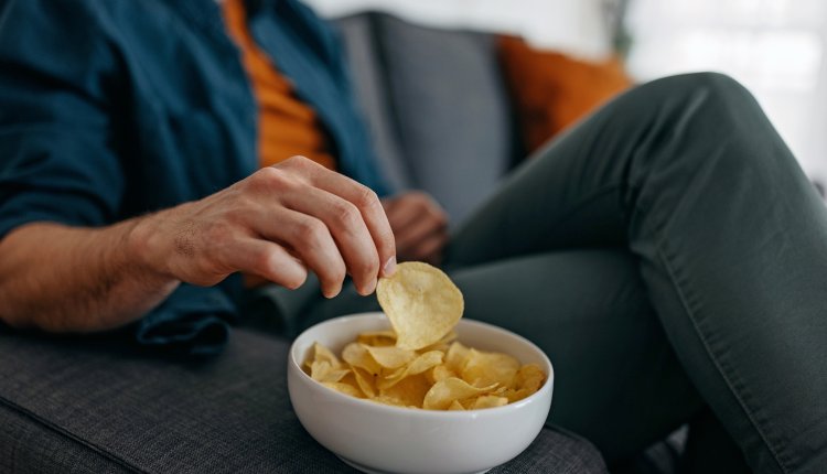 Chips eten op de bank