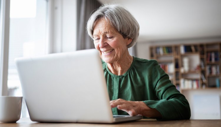 Vrouw achter laptop