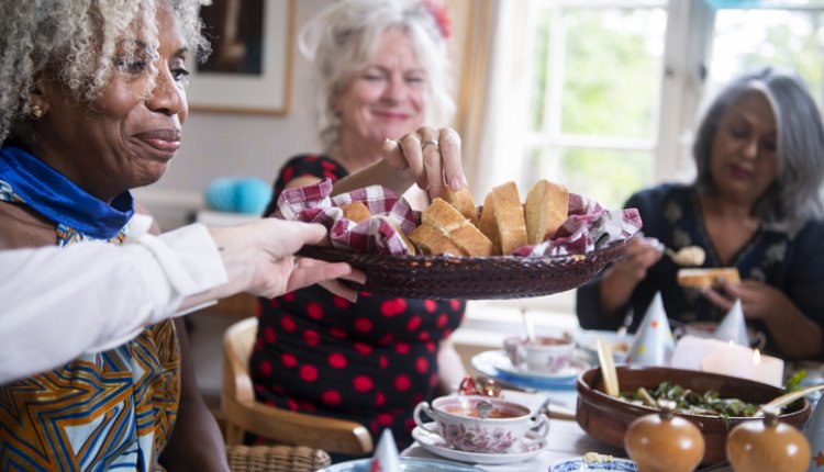 Eet salade bij het brood, en doe er een eitje of ham op