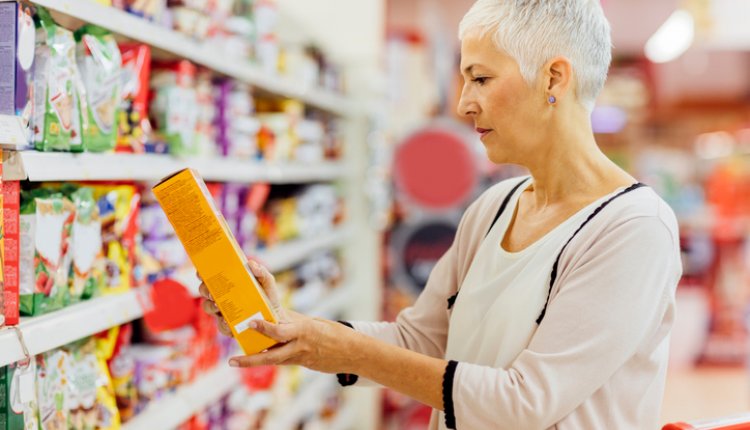 Vrouw leest etiket van een pakje