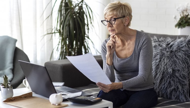 Nadenken oudere dame vrouw senior denken