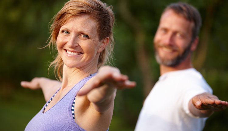 Yoga zonnegroet mooie vrouw rood haar