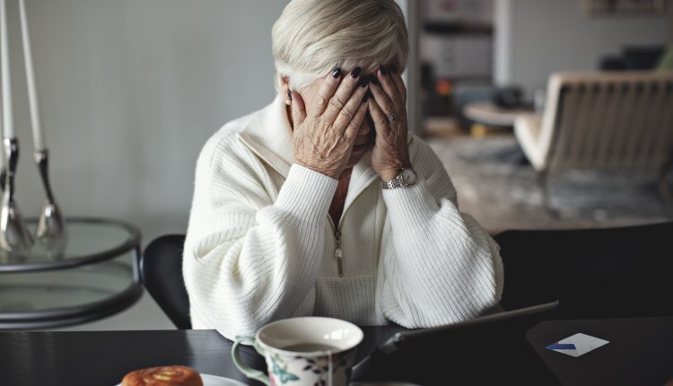 Vrouw depri handen gezicht huilen emoties