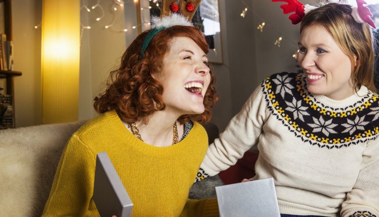 Lachende vrienden kerst