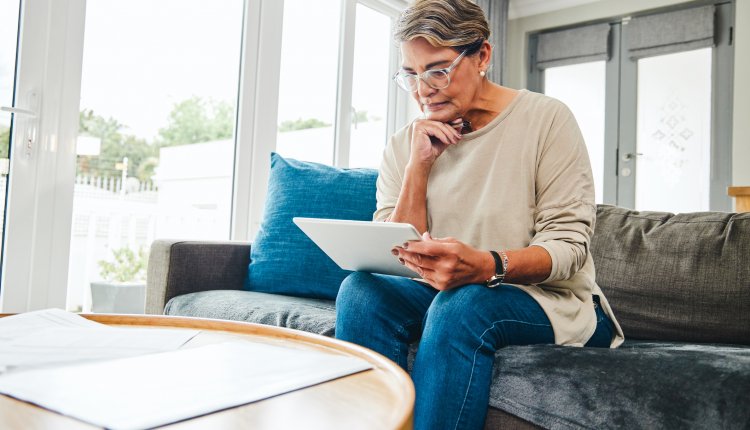 Vrouw met tablet regelt testament