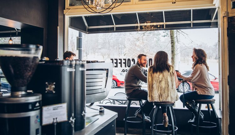 Vrienden drinken koffie in een koffietentje