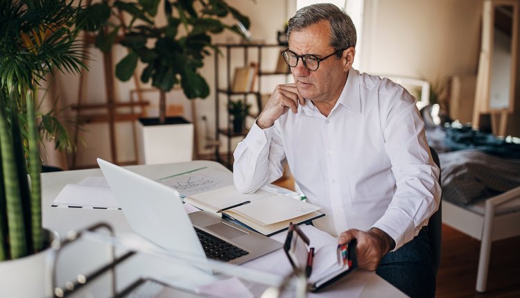 Man achter zijn laptop aan het werk