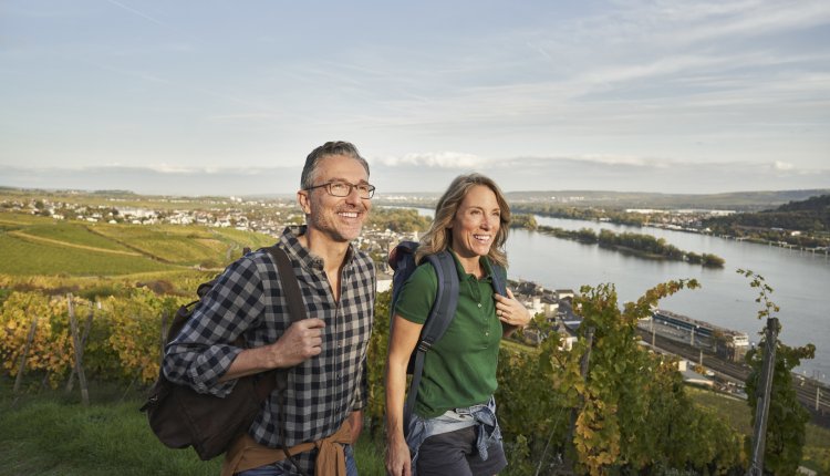 Blij echtpaar op vakantie in de heuvels