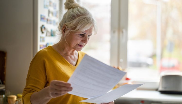 Papierwerk oudere dame thuis