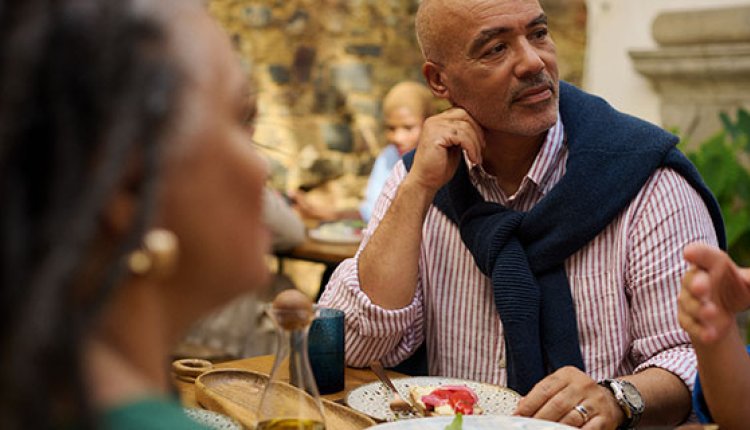 echtpaar zit te eten in een restaurant