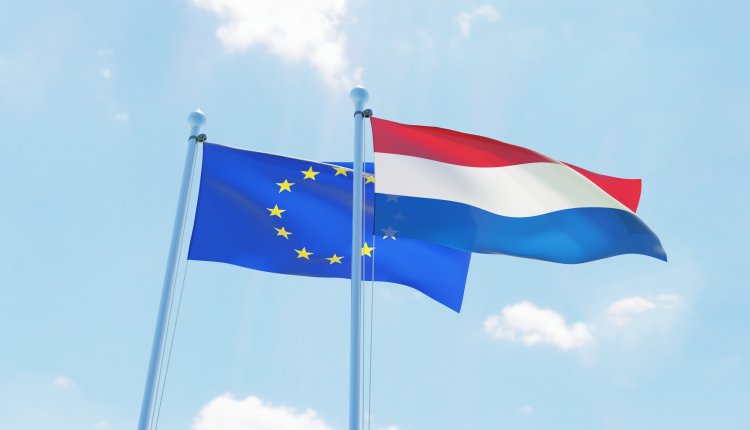 Vlaggen europese unie en Nederland