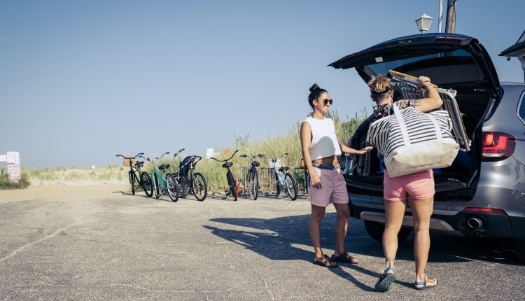 Twee vrouwen pakken geparkeerde auto uit