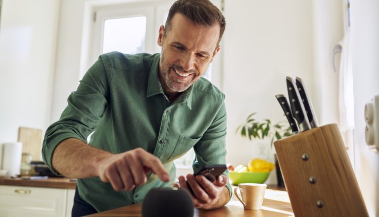 Draadloze speaker met man in de woonkamer