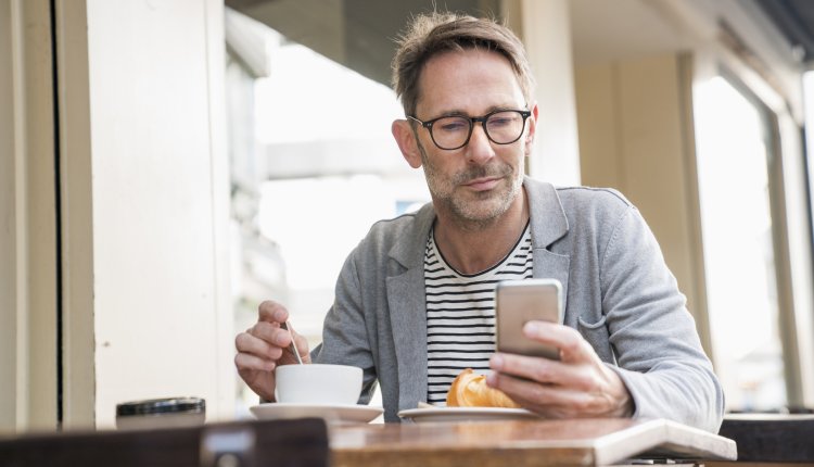 Man met smartphone