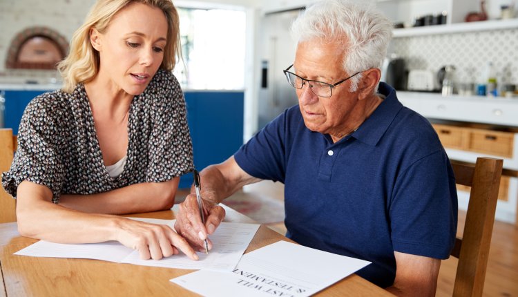 Vrouw helpt man met maken van testament