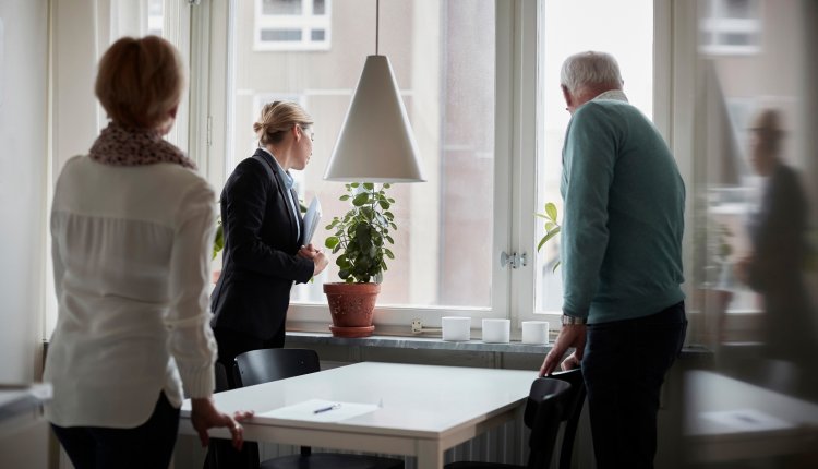 Huis kopen verkopen met makelaar in huis rondleiding oudere mensen