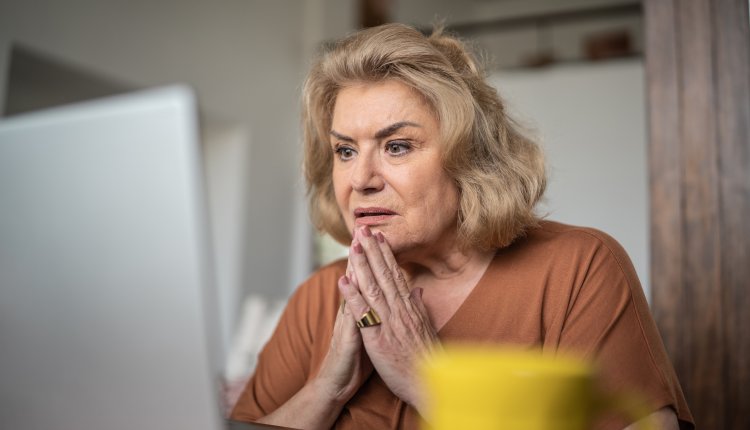 Conputer maakt een fout, vrouw geschokt