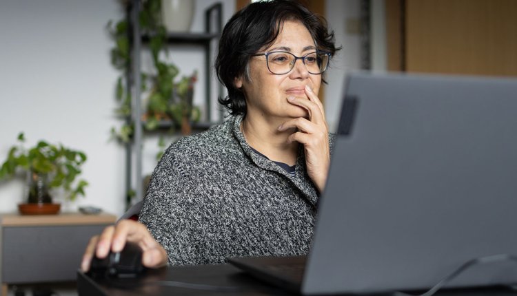 Oudere vrouw zit op het internet