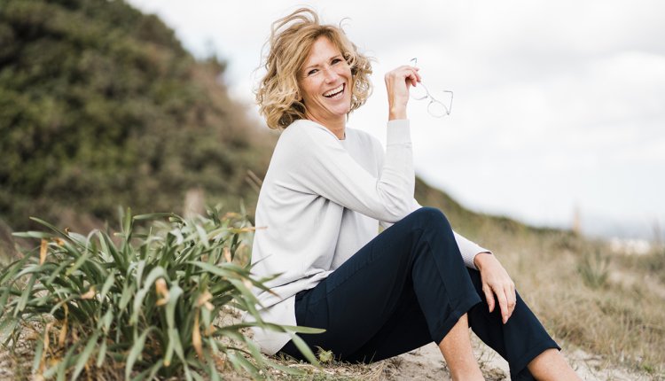 Vrolijke knappe vrouw op het strand