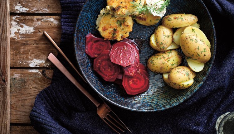 Viskoekjes met dilleaardappeltjes en rodebietcarpaccio