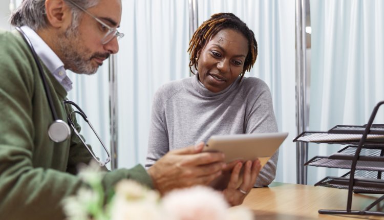 Man en vrouw zijn bezig met vragen over zorgverzekering