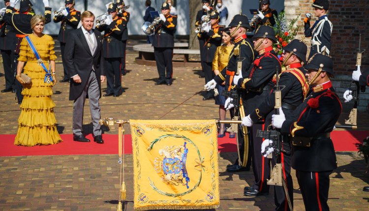 Koning en Koningin lopen