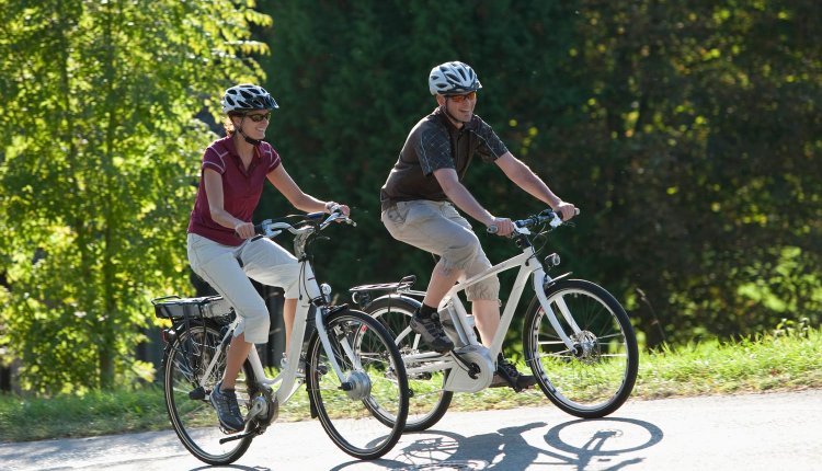 Fietsers op een e-bike