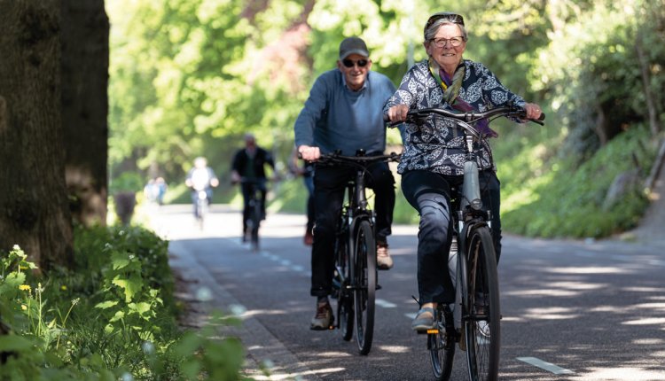 man en vrouw op fiets