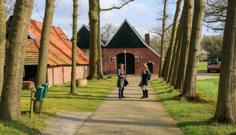 Hella van der Wijst en Erna Ensing