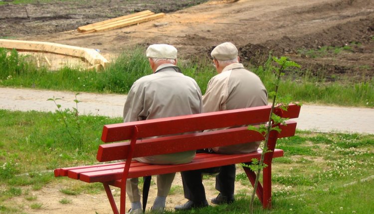 ouderen op bankje