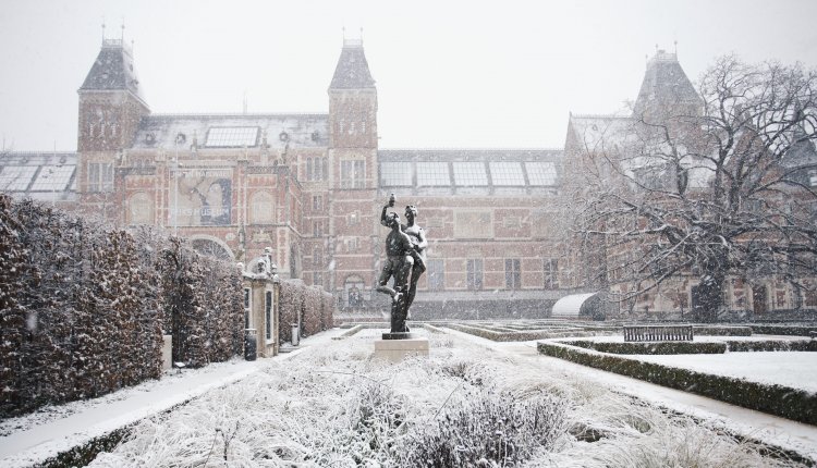 Het rijksmuseum in de sneeuw