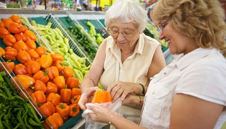 senior doet boodschappen