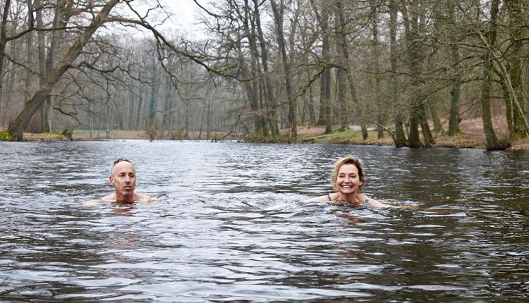 Hella en Ewout in het water