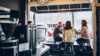 Vrienden drinken koffie in een koffietentje