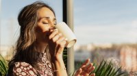 vrouw drinkt koffie