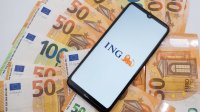 Ing bank logo, telefoon op bankbiljetten uitgestald