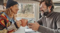 Koppel in de caravan koffie aan het drinken