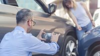 Schadeformulier man maakt foto van verkeersongeluk