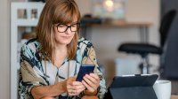 Smartphone vrouw in de keuken