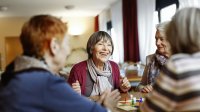 Oudere dames spelen bordspellen