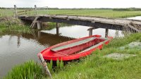 Brug over water met bootje bij Heiloo